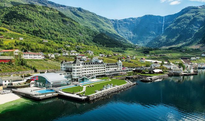 gostinichnyy kompleks postroennyy na beregu hardangerforda 0